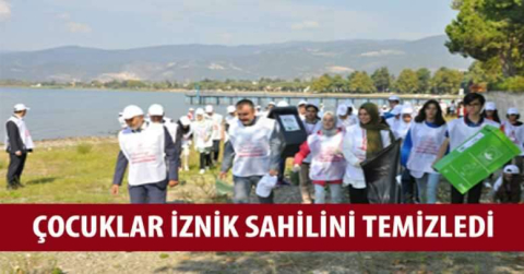 Çocuklar İznik sahilini temizledi