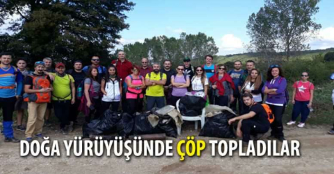 Doğa yürüyüşünde çöp topladılar