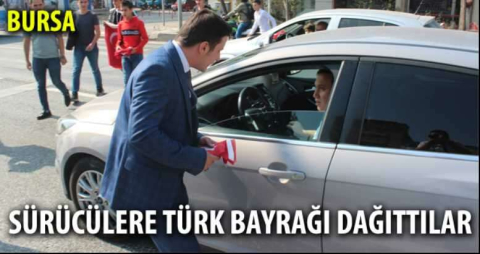 Sürücülere Türk bayrağı dağıttılar 