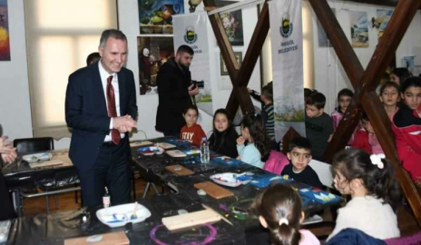 Tatiller çocuk sanat atölyesinde güzel