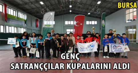 Genç santranççılar kupalarını aldı