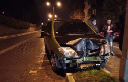 Bursa'da alkollü sürücü telefonuna bakınca