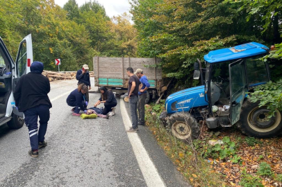 Freni boşalan odun yüklü traktör devrildi