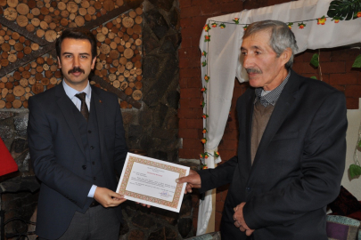 30 yıllık muhtar plaketle onurlandırıldı