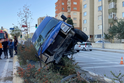 Aniden sola kırınca bariyerlere çarptı