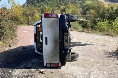 Direksiyon hakimiyetini kaybetti, kamyonet yan yattı