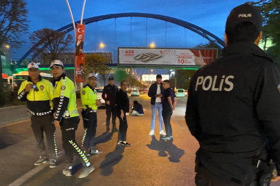 Yol ortasında oturan otizimli gence polisler yardım etti