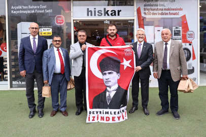 Başkanlar esnafa Atatürk posteri ve Türk bayrağı dağıttı