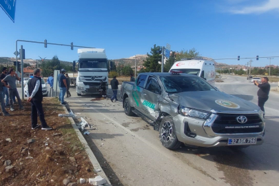 Hafif ticari araç tırla çarpıştı: 1 yaralı