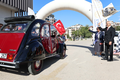 Görenlere nostaljik anlar yaşatan Klasik Otomobil Turu