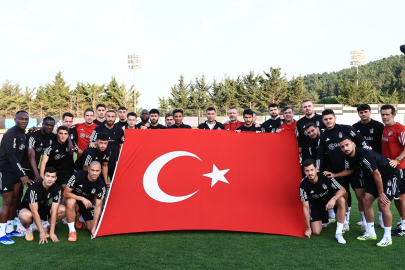 Beşiktaşlı futbolculardan Cumhuriyet'in 100. yılı kutlaması