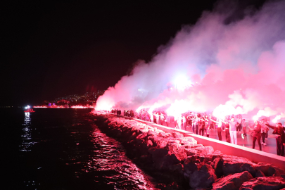 Gemlik’te Cumhuriyet için binlerce meşale yakıldı