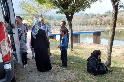 Gölete düşen çocukları babaları kurtardı