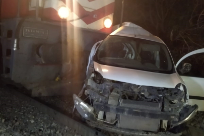 Yük treni hemzemin geçitte araçla çarpıştı: 1 yaralı