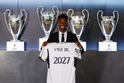 Real Madrid, Vinicius Junior'ın sözleşmesini uzattı