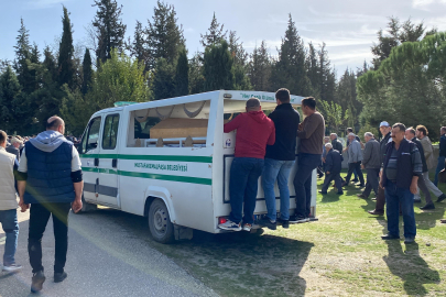 Cinnet kurbanı anne ve oğulları toprağa verildi