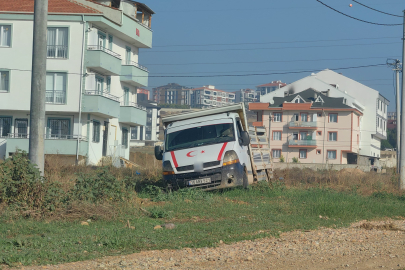 İnanılmaz kaza! Kamyonetin altında kaldı