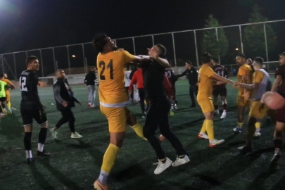 Sahaya atlayan taraftara futbolcu tokadı