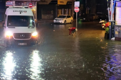 Bursa'da bastıran dolu ve sağanak yüzünden sokaklar göle döndü