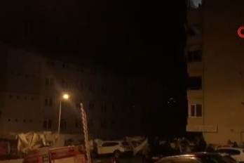 Gemlik’te okulun çatısı araçların üzerine uçtu