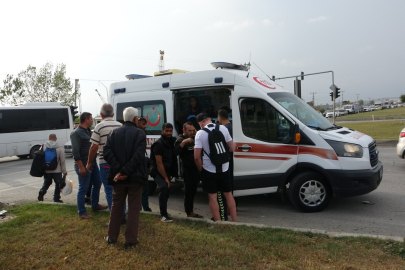 Turistleri taşıyan minibüs otomobille çarpışıp refüje çıktı