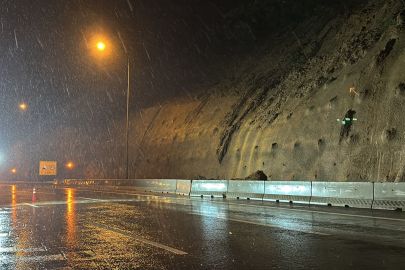 Heyelan riski nedeniyle trafiğe kapanan yolda son durum