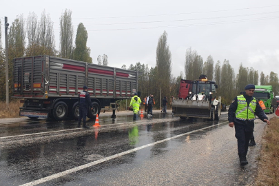 Lastiği patlayınca karşı yöndeki kamyonla çarpıştı