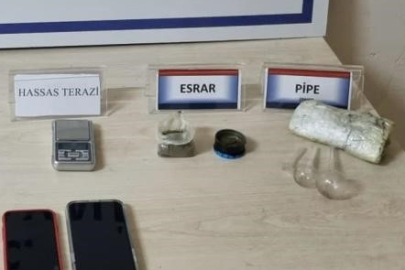 Yapılan aramada şahısların üzerinde uyuşturucu bulundu