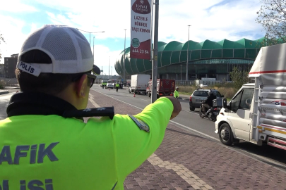 Polis o sürücülere göz açtırmıyor