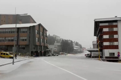 Uludağ'a çıkacakların dikkatine! Kar yağışıyla ‘beyaz gelinliğini’ giydi