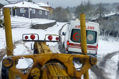 Hasta almaya giden ambulans kapanan yolda mahsur kaldı