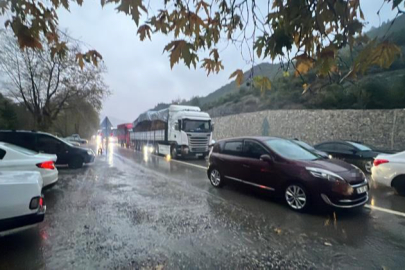 Yoğun kar yağışı yolları kilitledi