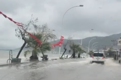 Yağış o ilçelerde de hayatı felç etti! Yollar göle döndü