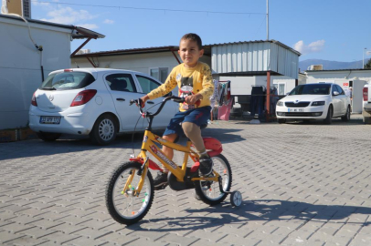 Depremzede Murat, protez bacakla çocukluğunu yeniden yaşıyor