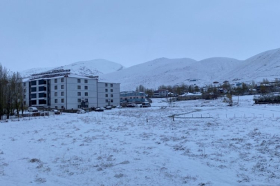 Okulların tatil edildiği Karlıova, tamamen beyaza büründü