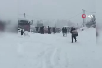 Uludağ'da zor anlar...Kimisi zıplayarak kurtulmaya çalıştı, kimisini kar küreme aracı sürükledi