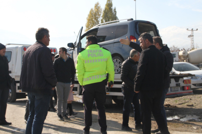 Hafif ticari araca yük treni çarptı