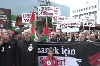 Sağlık çalışanları siyah önlükleriyle İsrail'e tepki gösterdi