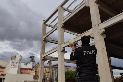 Filmleri aratmayan ilginç intihar girişimi! Dövizleri elleriyle yırttı