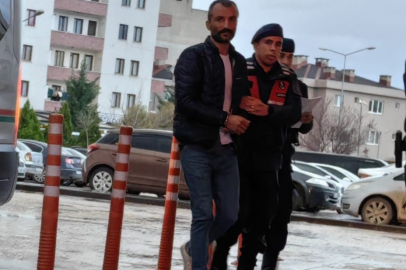 Feci kaza! Devrilen kamyonun altında kalan sürücü yaralandı