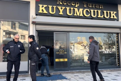 Gündüz vakti kuyumcuyu soydu! Kar maskeli ve silahlı şüpheli  hırsız kamerada