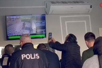 Bursa'da kar maskeli ve silahlı soyguncu kamerada… Polis ekipleri olayı böyle araştırdı