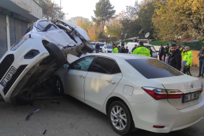 Hızını alamayan otomobil, hafif ticari aracın altına girdi