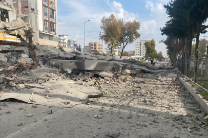 Kara yoluna yıkılan bina trafik yoğunluğuna neden oldu