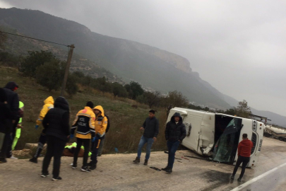 Ambulansa arkadan çarpan otobüs devrildi