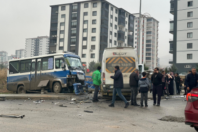 Öğrenci servisi ile yolcu minibüsü çarpıştı