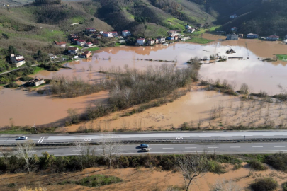 Nehri taştı, tarım arazileri sular altında kaldı