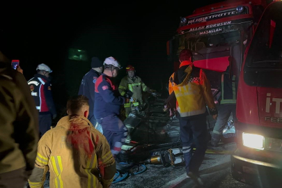 Feci kaza! Otomobil iki tırın arasında sıkıştı: Ölü ve yaralılar var