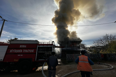 Bursa'nın o ilçesinde yangın! İki katlı ev küle döndü