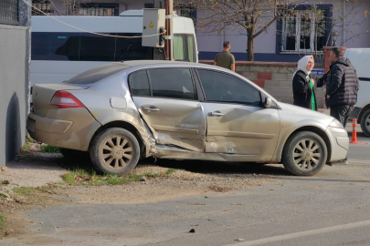 Feci kaza! Kavşakta iki araç böyle çarpıştılar